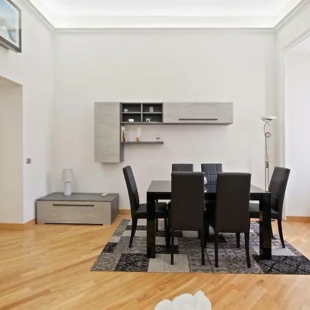 Beautiful 3 Bed Apt, Sleeps 8 Nr Prati *