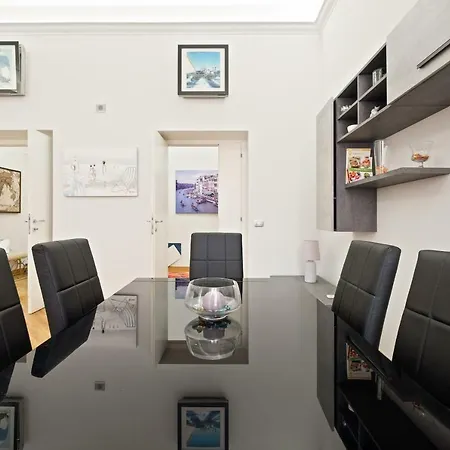 Beautiful 3 Bed Apt, Sleeps 8 Nr Prati *
