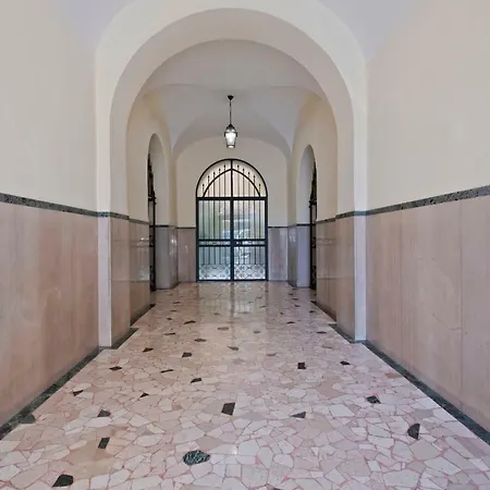 Beautiful 3 Bed Apt, Sleeps 8 Nr Prati *