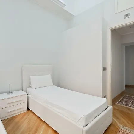 Beautiful 3 Bed Apt, Sleeps 8 Nr Prati Apartmán