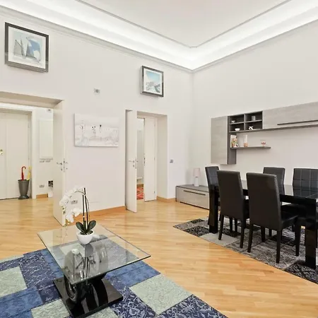 Beautiful 3 Bed Apt, Sleeps 8 Nr Prati Apartmán *
